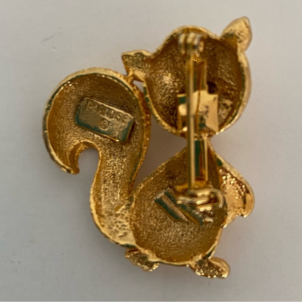 Vintage Paradise pin squirrel with green eyes holding pearl nut - Picture 2 of 3